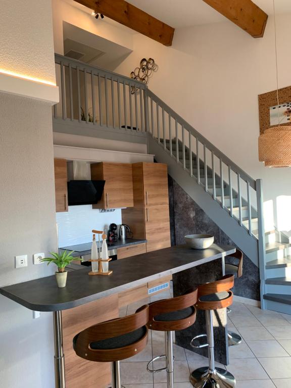uma cozinha com um balcão e uma escada em Résidence La Pinède em Le Barcarès
