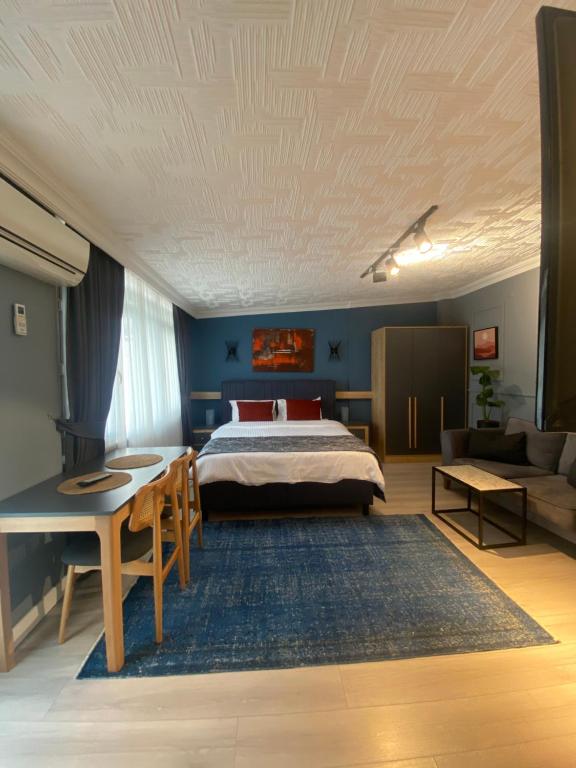 Postel nebo postele na pokoji v ubytování CLK Suites Hotel