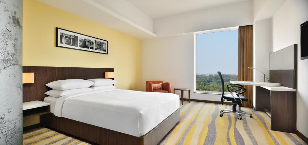Postel nebo postele na pokoji v ubytování Fairfield by Marriott Ahmedabad