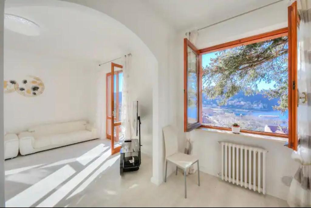 Postel nebo postele na pokoji v ubytování Apartment With View Lake Maggiore/Laveno Mombello