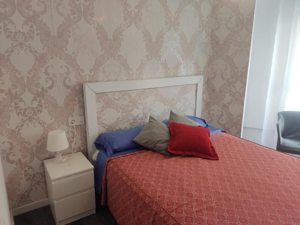 um quarto com uma cama com duas almofadas em Bnap Gesta em Oviedo