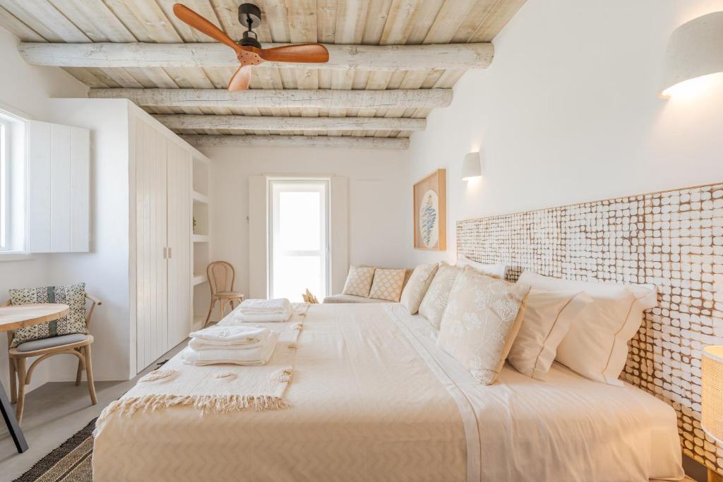 a bedroom with a large bed with a ceiling at Villa da Comporta - Quarto Praia da Arrábida T0 in Comporta