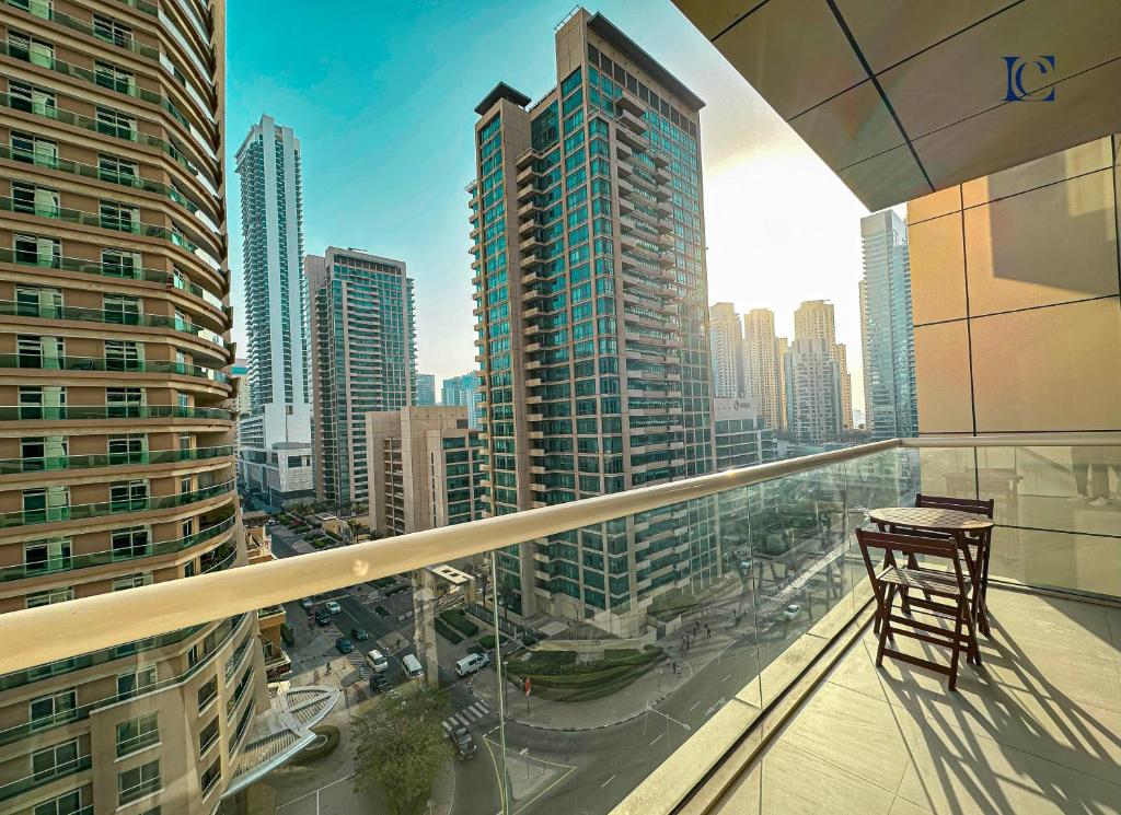 Fotografie z fotogalerie ubytování Luxury Escapes - Brand New 1BR Apartment West Avenue Marina v Dubaji