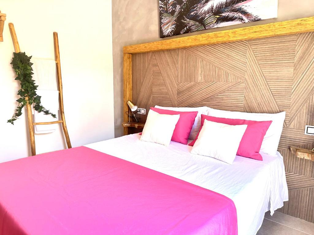A bed or beds in a room at Cloud Tropical - Piscina climatizada - Gym Privado