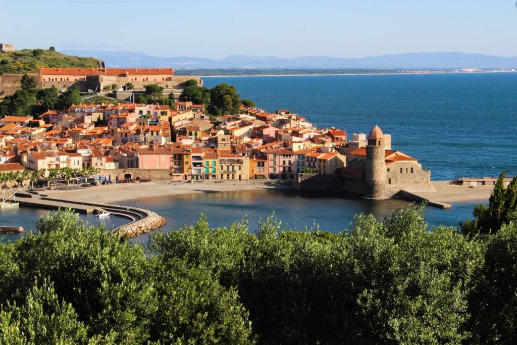 - une vue sur la ville, l'océan et les bâtiments dans l'établissement Cosy nid douillet au cœur du centre ville de Perpignan, à Perpignan