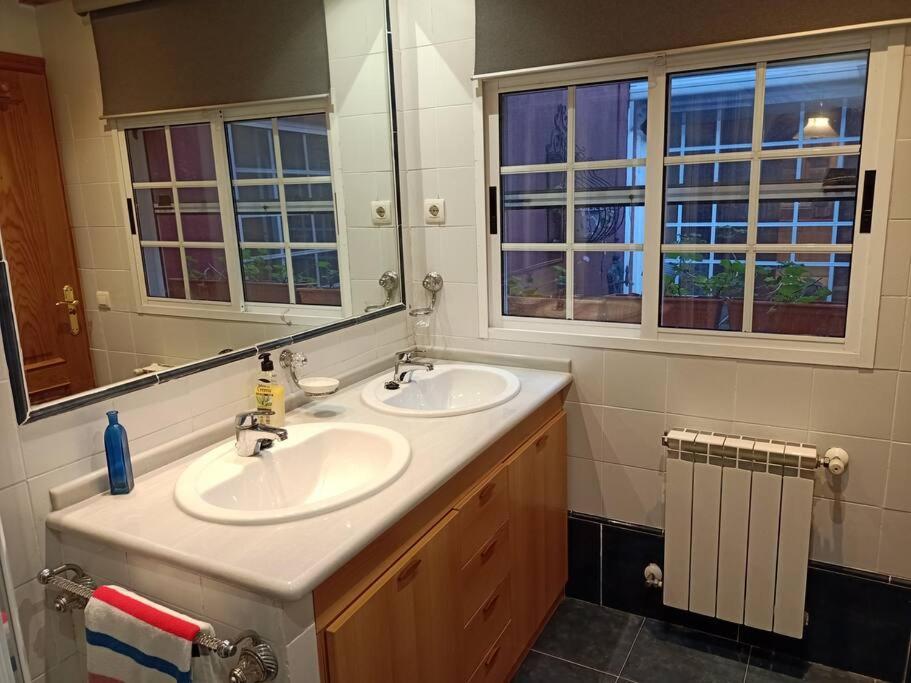 Fotografia z galérie ubytovania Mirador de Caión. Casa Rural completa con Piscina v destinácii Cayón