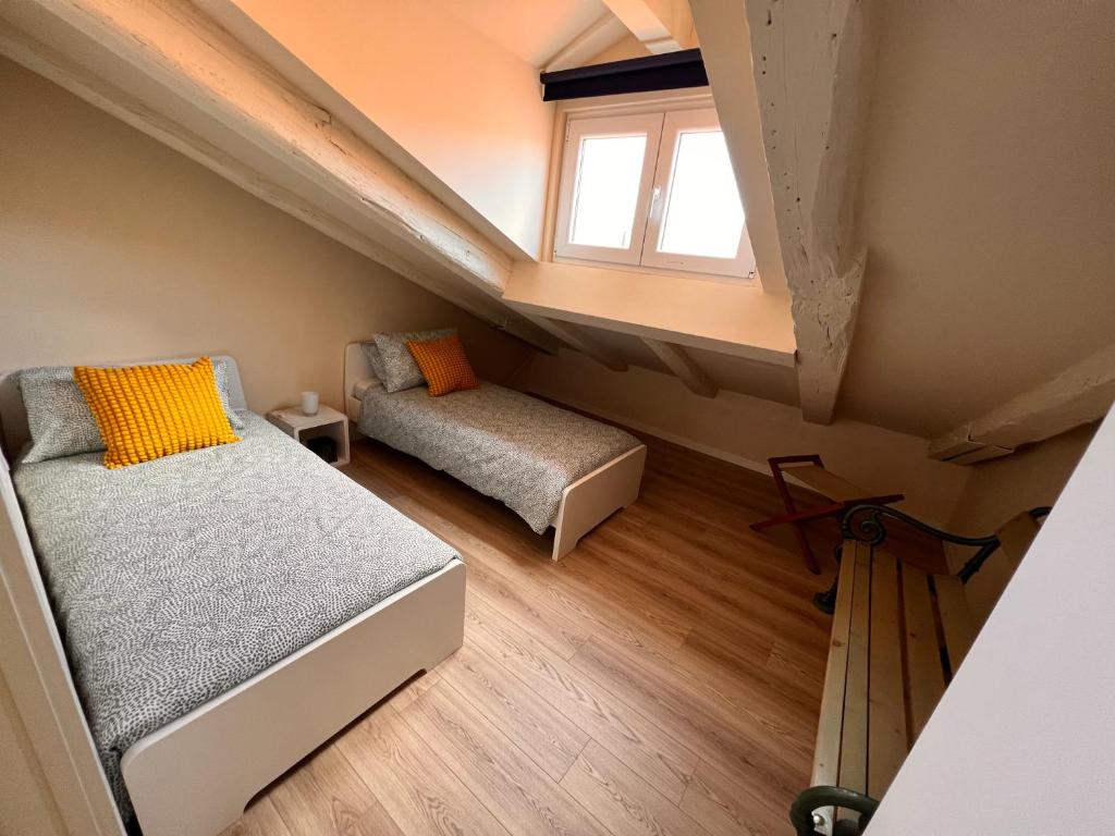 Кровать или кровати в номере Mansarda MAZZINI
