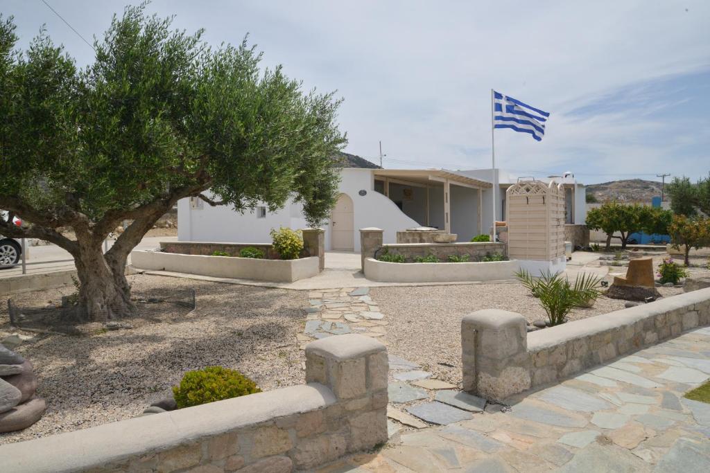 ein Haus mit einer Flagge davor in der Unterkunft Traditional Villa Relax in Zefiría