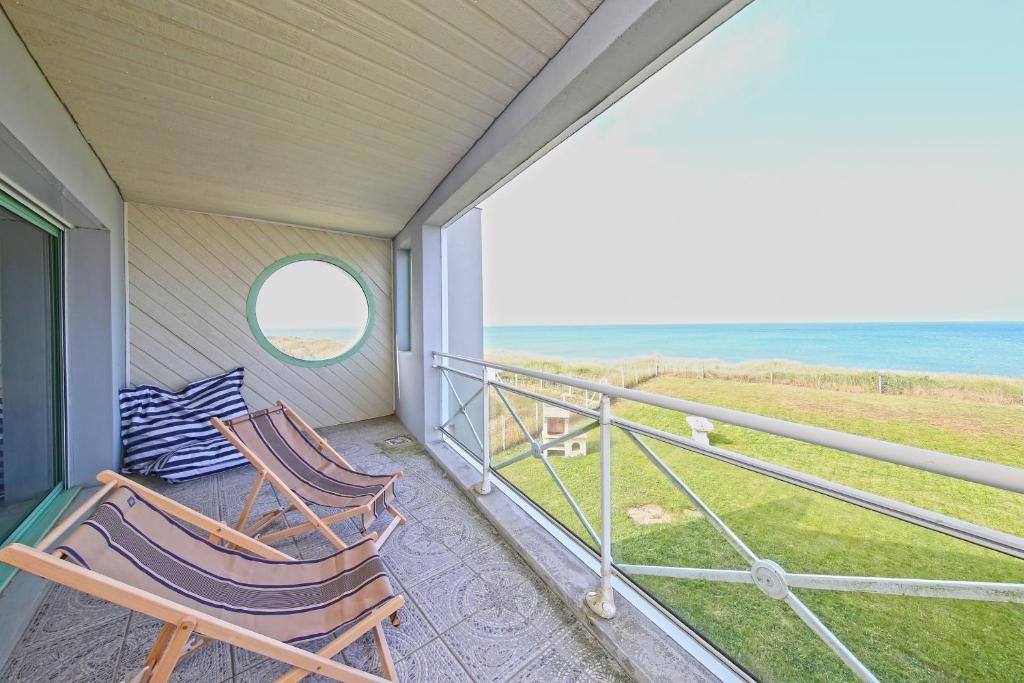 - deux chaises sur un balcon avec vue sur l'océan dans l'établissement Les Mouettes - Maison vue mer, à Saint-Germain-sur-Ay