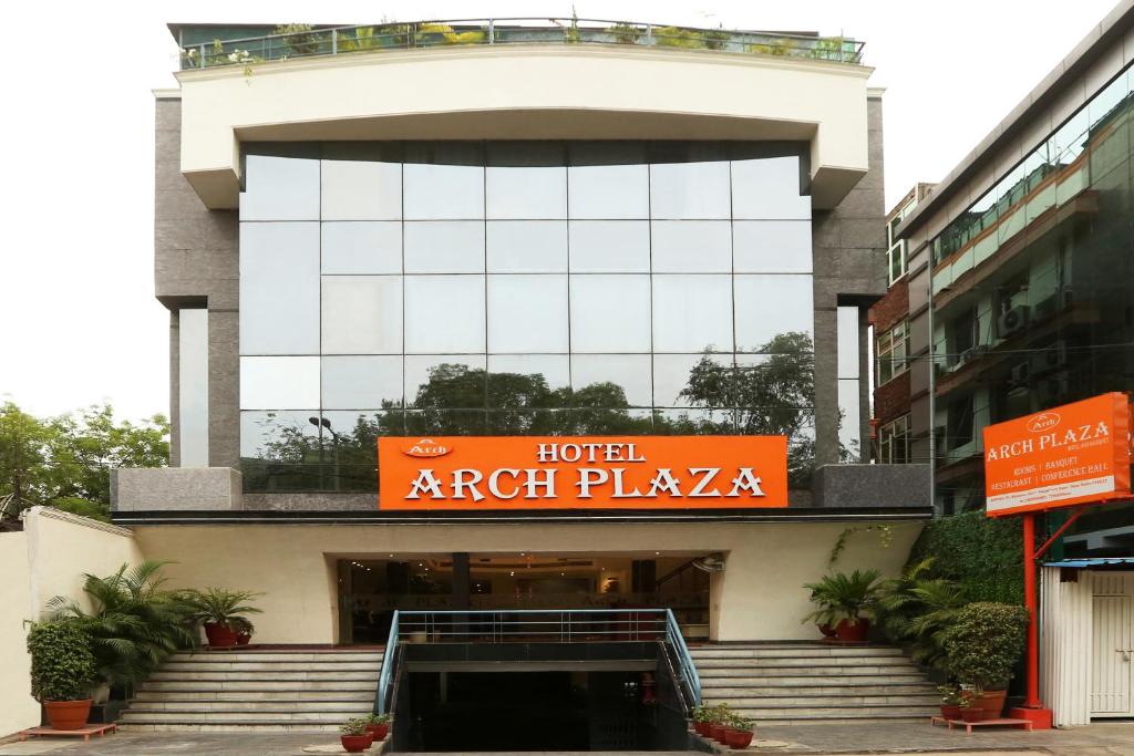 um edifício com um hotel na praça direita em Hotel Arch Plaza - Near Delhi Airport em Nova Deli