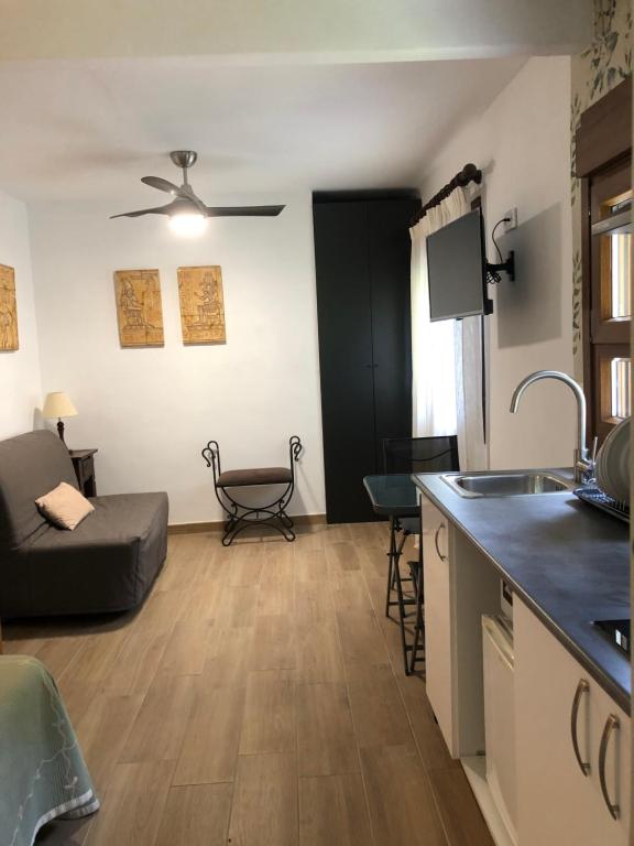 Kuchyň nebo kuchyňský kout v ubytování Hostal-Restaurante Fogón de Gredos