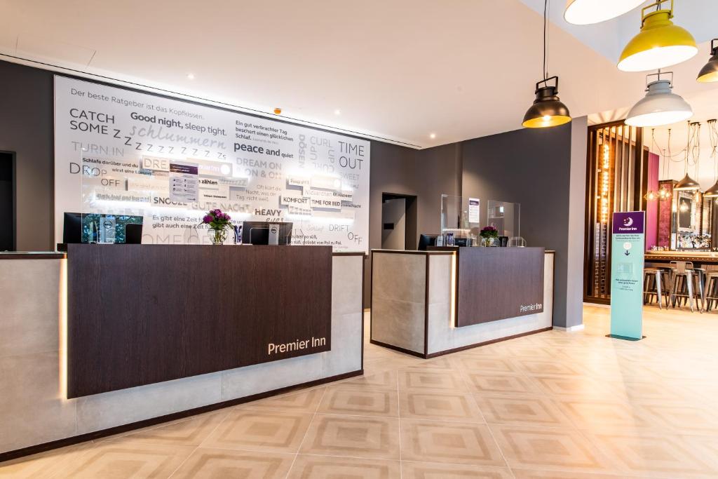 Kuchyň nebo kuchyňský kout v ubytování Premier Inn Stuttgart Feuerbach