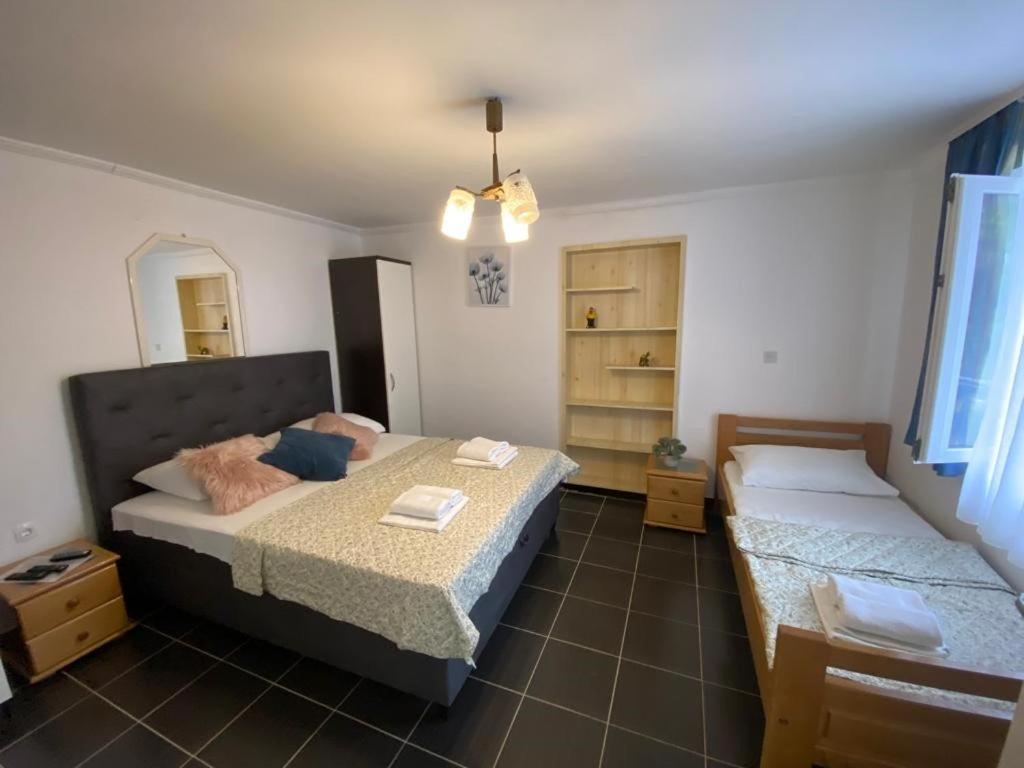1 Schlafzimmer mit 2 Betten in einem Zimmer in der Unterkunft Vila Dvorski in Baška Voda