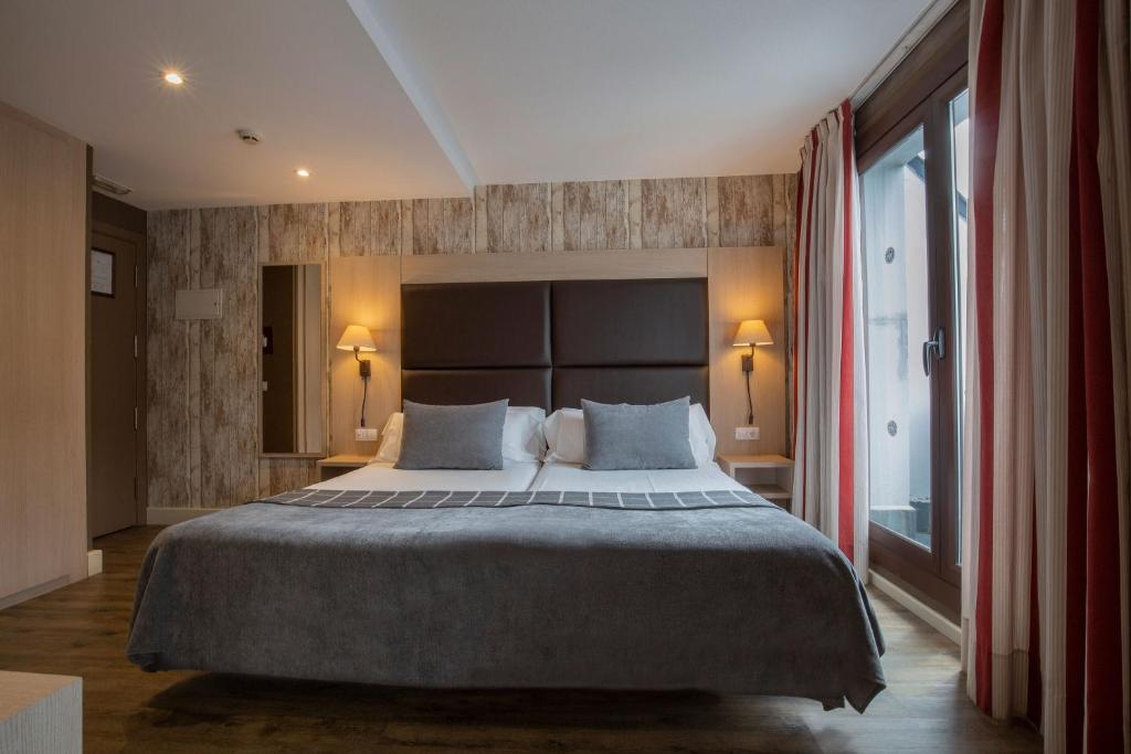 Postel nebo postele na pokoji v ubytování Hotel Himàlaia Soldeu