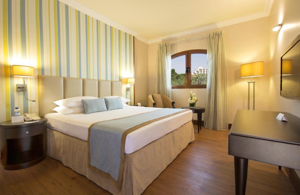 Postel nebo postele na pokoji v ubytování Danat Al Ain Resort