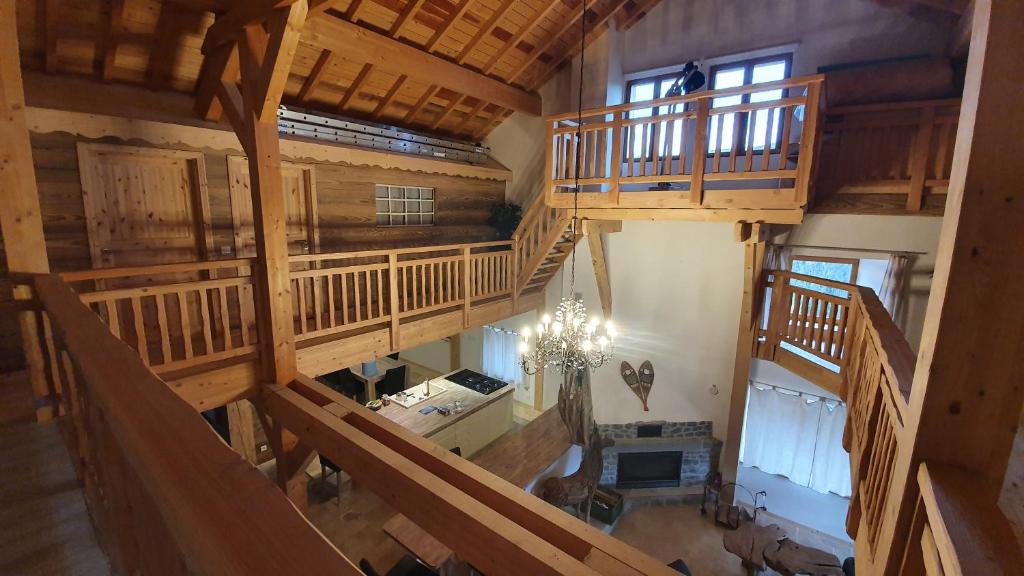 Elle offre une vue sur un grand bâtiment en bois avec des escaliers. dans l'établissement La Ferme Les Digitales, à La Bresse