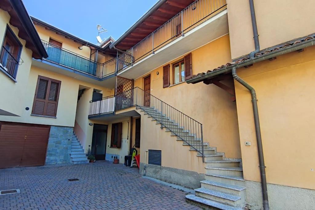 een gebouw met trappen aan de zijkant bij Casa Vacanze Como in Casnate con Bernate
