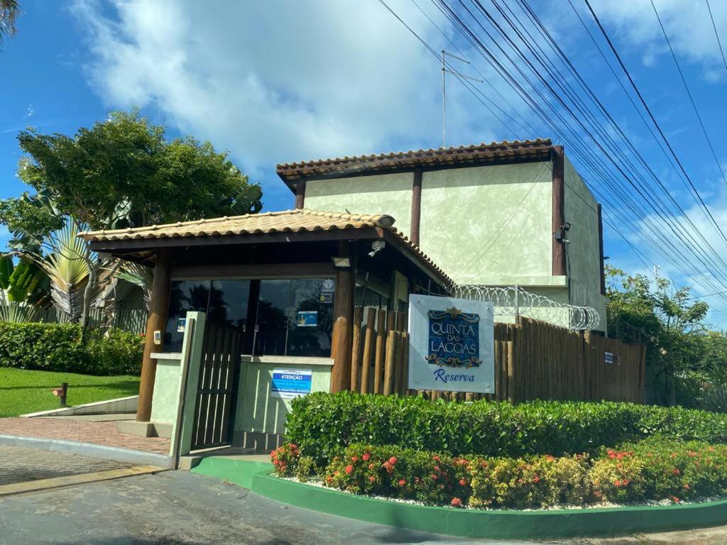 a small building with a sign in front of it at Itacimirim - Quinta das Lagoas Reserva in Camaçari