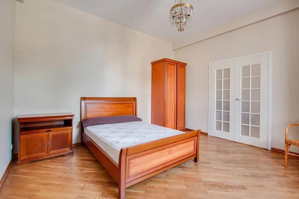 1 dormitorio con 1 cama y vestidor en Chinik finik place off relax 2 en Maardu