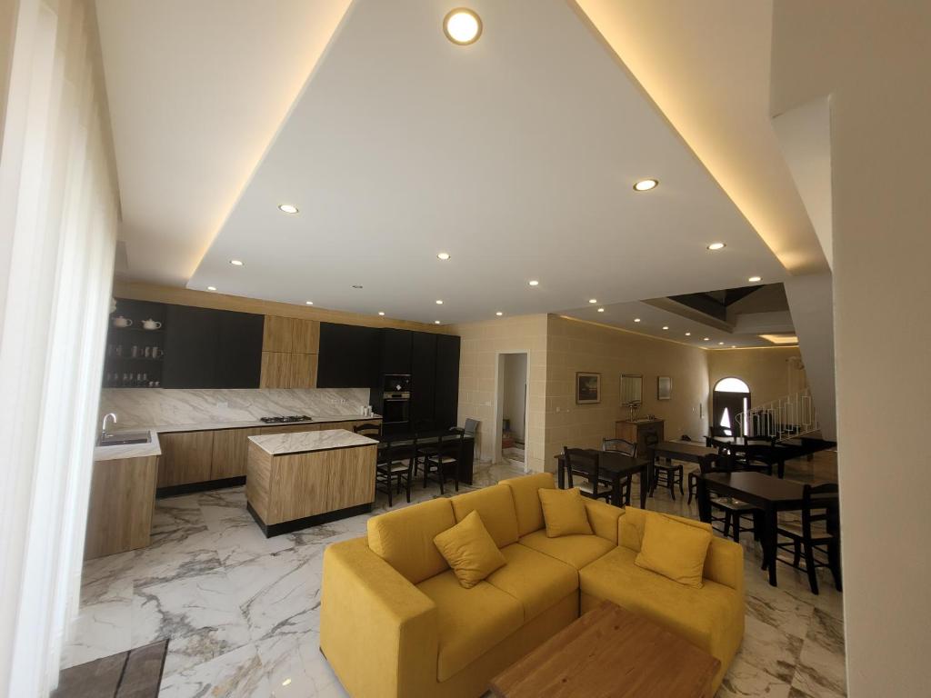 聖勞倫斯的住宿－Azure W B&B，带沙发的客厅和厨房