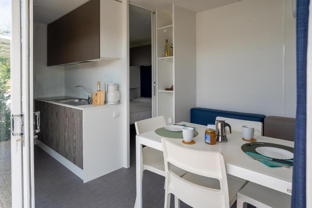 La Rocca Camping Village - Casa Móvil De Tres Dormitorios Familiares