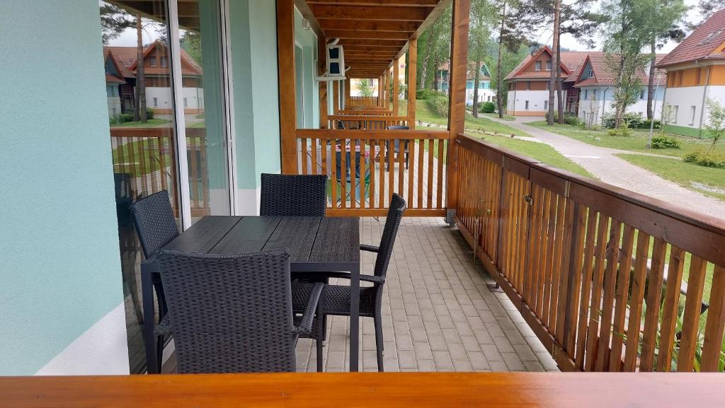 een veranda met een tafel en stoelen op een huis bij Apartmán Lipno s výhledem na jezero in Lipno nad Vltavou