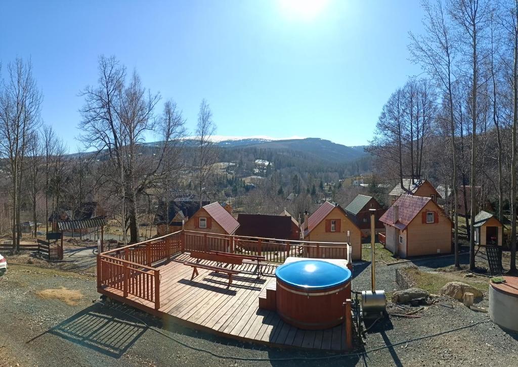 una gran terraza de madera con una gran bañera de hidromasaje. en Grzywaczówka en Przesieka