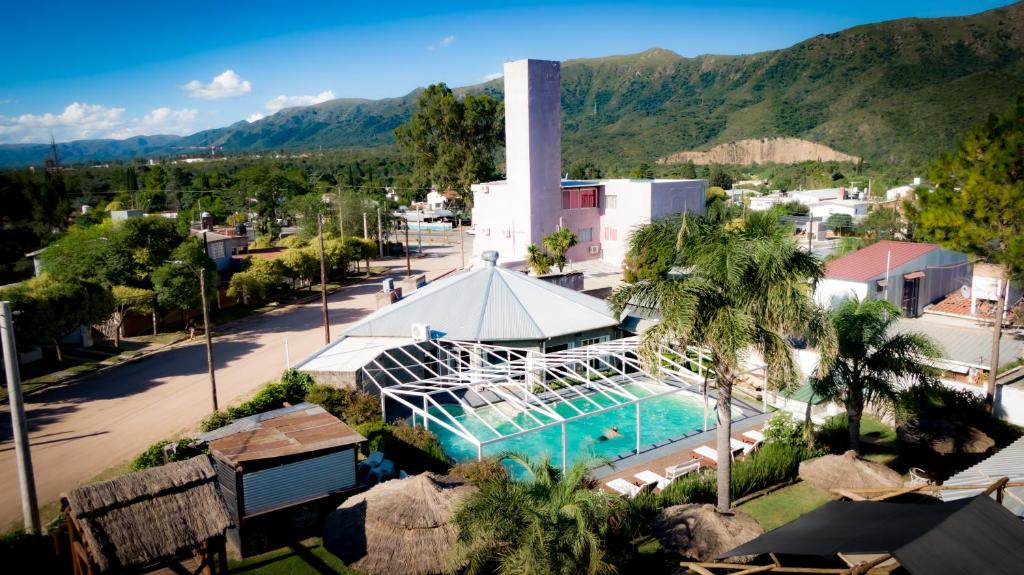 una vista aérea de un complejo con piscina en Hotel Bialet Massé en Bialet Massé