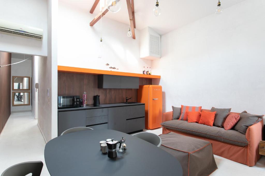 - un salon avec une table et un canapé dans l'établissement Girolamo Loft by Welchome, à Venise