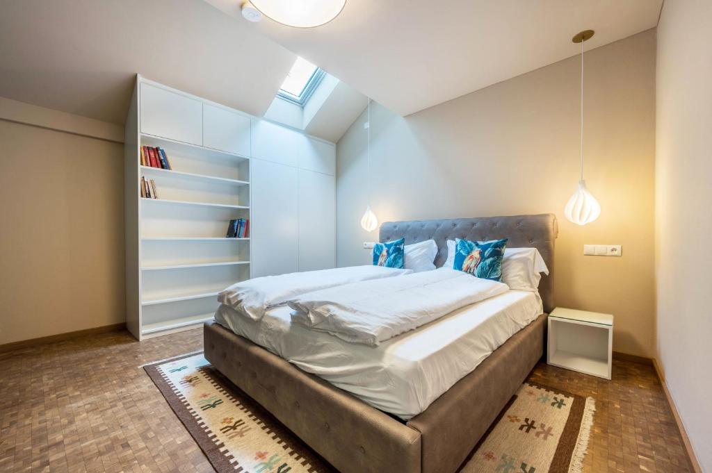 een slaapkamer met een bed en een boekenplank bij Loft Lauben in Bressanone