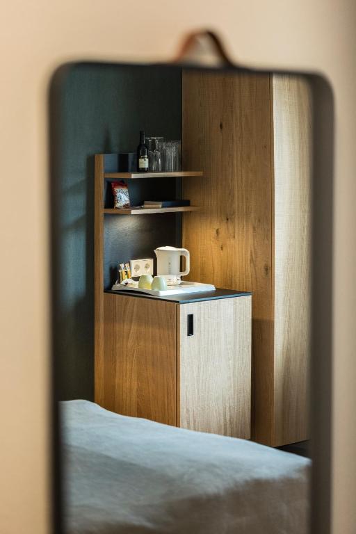 Příslušenství pro přípravu čaje a kávy v ubytování Genusshotel Krone & Roadtrips bei Basel