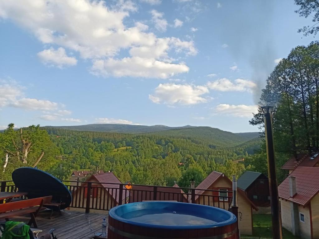 Nespecifikovaný výhled na hory nebo výhled na hory při pohledu z chaty