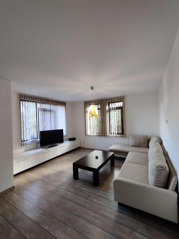 Luxury Suite - King Size Bed. Pool. Free Parking.
