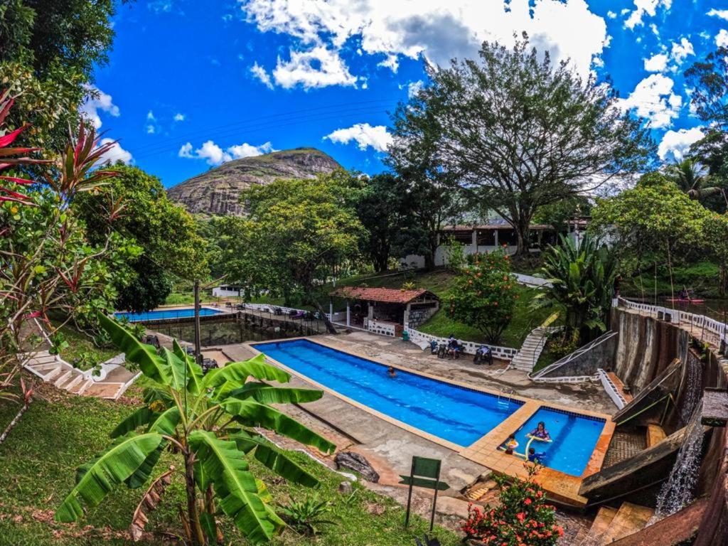 uma piscina de resort com uma montanha ao fundo em Hotel Fazenda Pedra Do Rodeadouro em Bonito