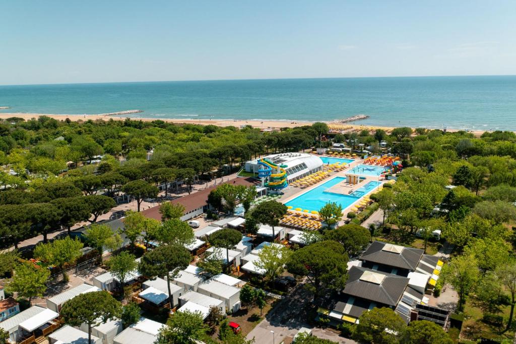 - Vistas aéreas a la piscina de la playa en Camping Village Garden Paradiso en Cavallino-Treporti