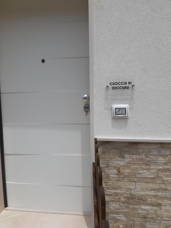 una porta in una stanza con un cartello sul muro di Cuocciu ri zuccuru a Scicli