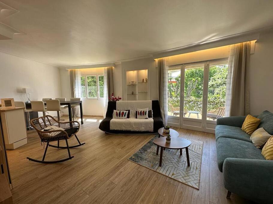 un salon avec un canapé et une table dans l'établissement Cannes : Appartement rénové proche plage, à Cannes