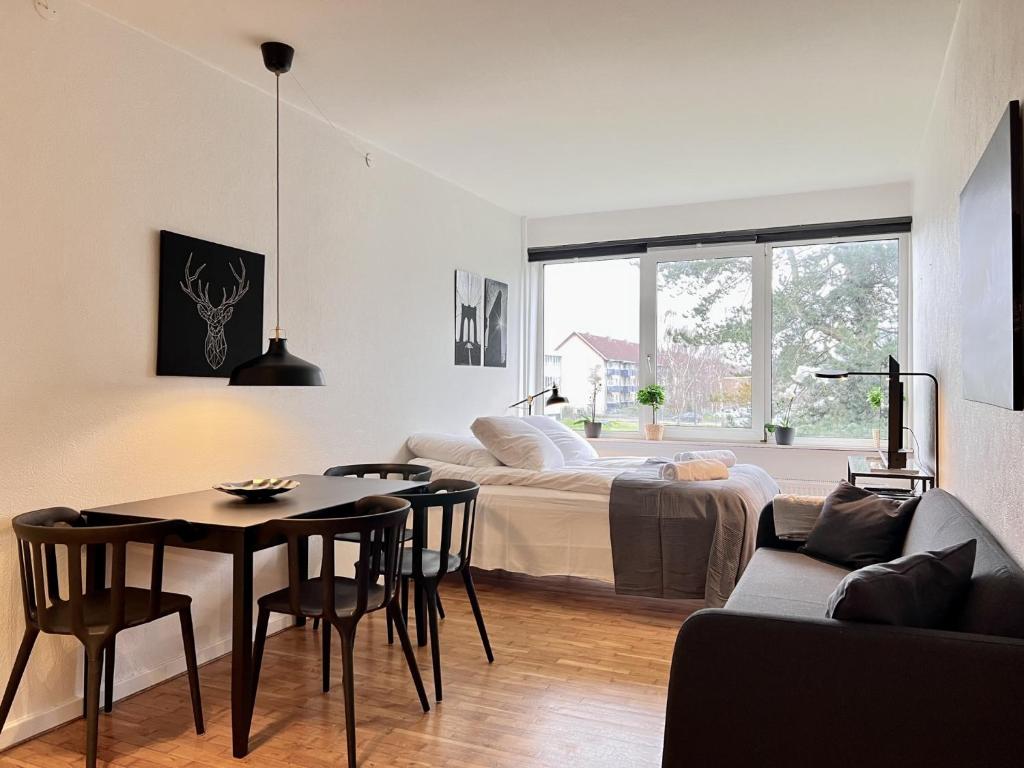a living room with a table and a couch at Studio Apartment In Rdovre, Trnvej 49d, 3 in Rødovre