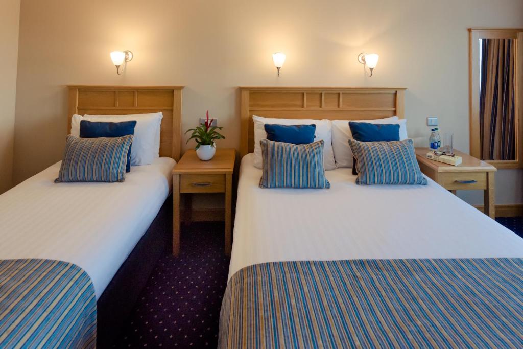 Postel nebo postele na pokoji v ubytování Rochestown Lodge Hotel