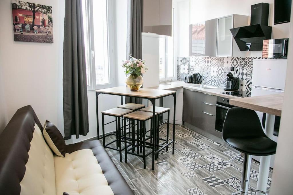 - une cuisine avec une table et un canapé dans une chambre dans l'établissement Le PANIER DE PAPET,LE MANON,VIEUX PORT,MUCEM, à Marseille