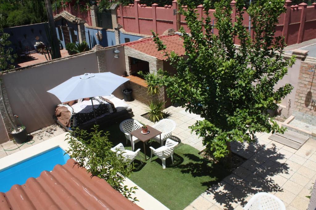 una vista sul soffitto di un patio con tavolo e ombrellone di casa rural villamontecarmelo a La Estación de Benacazón