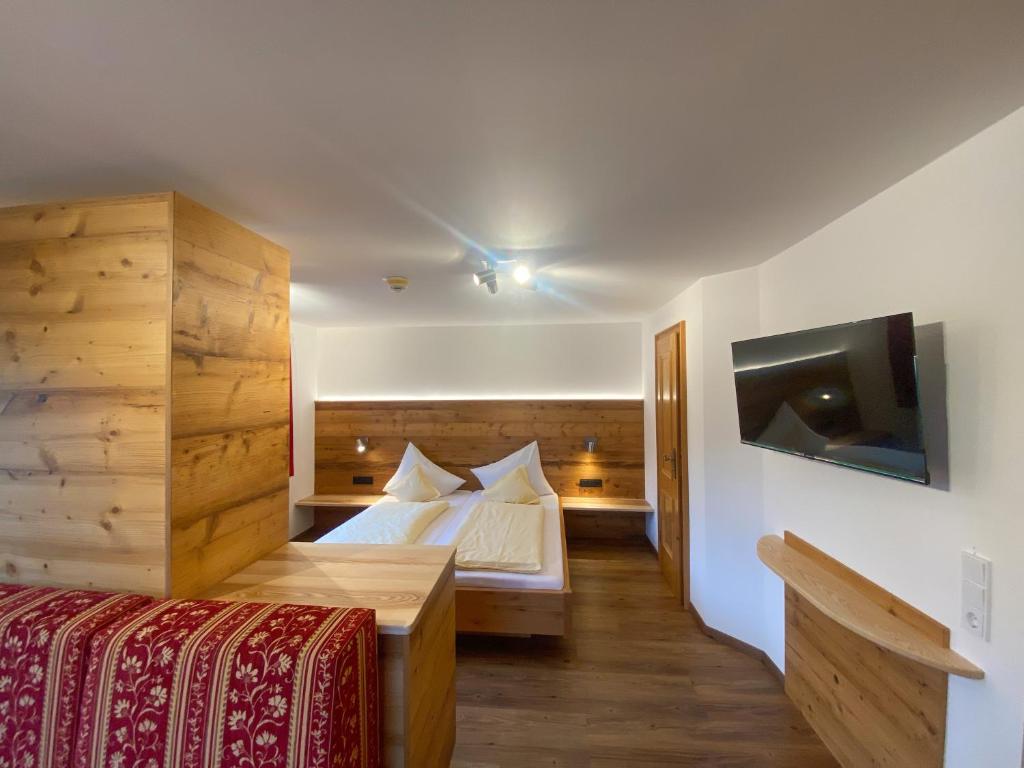 Postel nebo postele na pokoji v ubytování Hotel Alpensonne