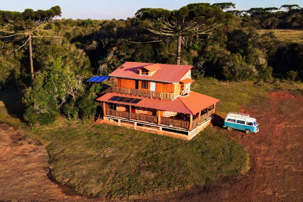 Vue de tête d'une maison avec une camionnette devant elle dans l'établissement Pousada Ninho da Gralha, à Turvo