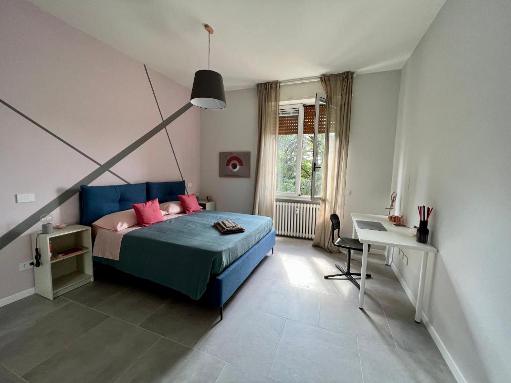 Rosa di Parma في بارما: غرفة نوم مع سرير مع وسائد وردية ومكتب