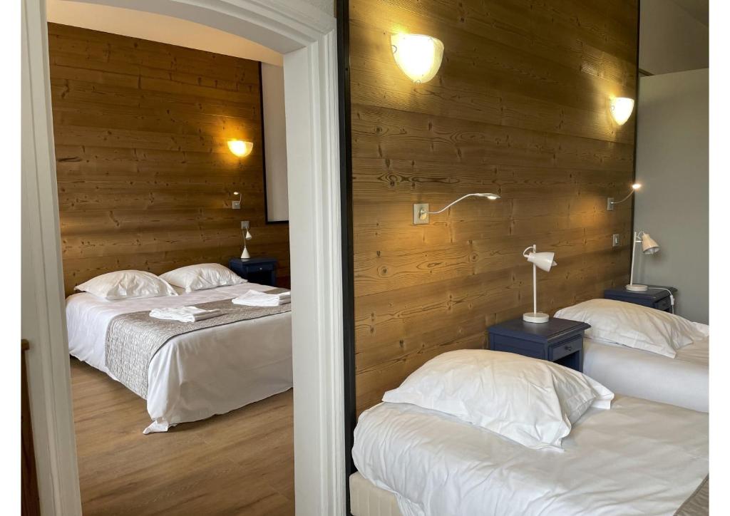 Postel nebo postele na pokoji v ubytování Logis Hôtel Ancien Grand Séminaire
