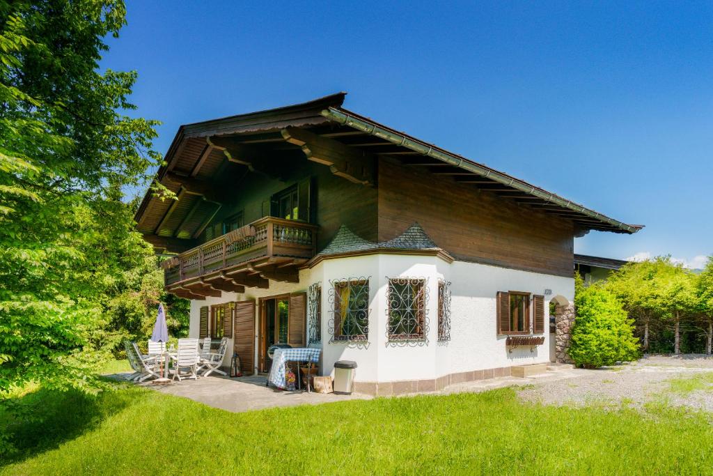 a house with a porch and a balcony at Chalet Levi by Alpine Host Helpers in Kirchberg in Tirol