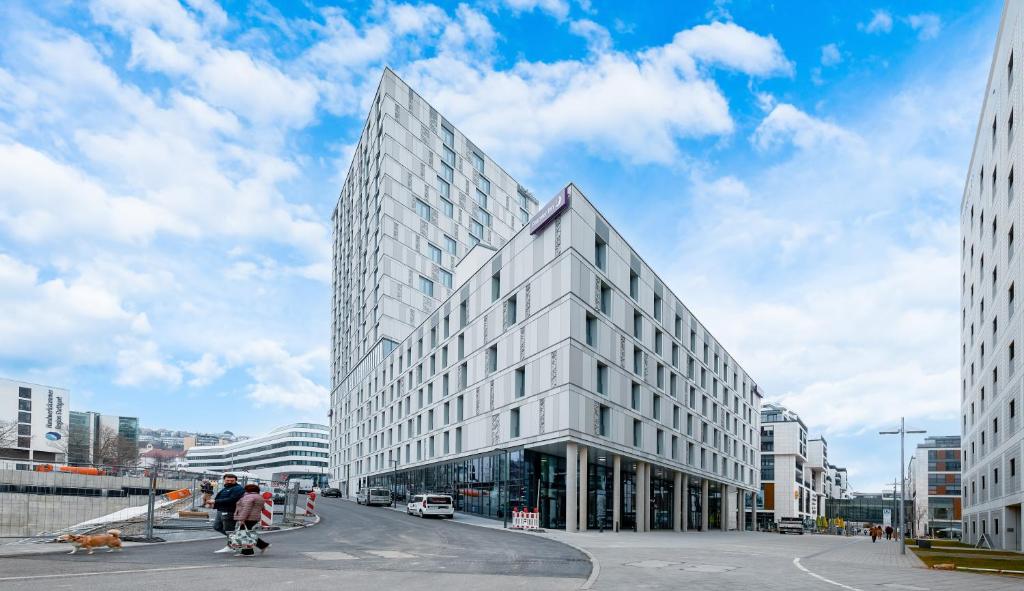 un gran edificio blanco en una calle de la ciudad en Premier Inn Stuttgart City Europaviertel en Stuttgart