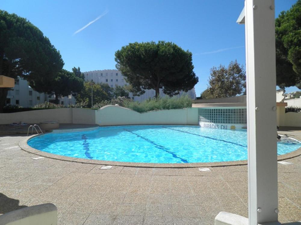 une grande piscine d'eau bleue dans l'établissement La Grande Motte résidence le paradis du soleil, à La Grande Motte