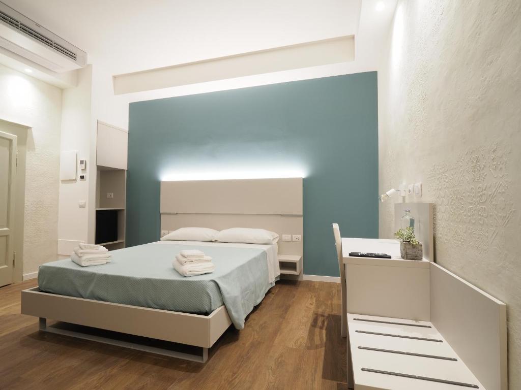 een slaapkamer met een bed en een grote spiegel bij Relais Dogana Rooms in Moniga