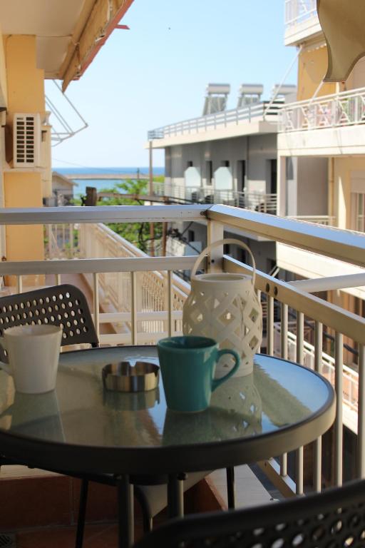 - une table avec théière et tasses sur le balcon dans l'établissement Comfortable Apartment in the Center of Alexandroupolis, à Alexandroúpolis